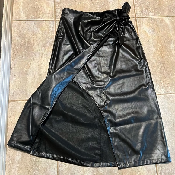 đź–¤SweatyRocks Elegant High Waist Knot Side Wrap PU Leather Midi Skirtđź–¤SZ Mđź–¤NWOT - Picture 2 of 15